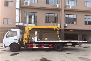 阜平附近汽车轮胎更换